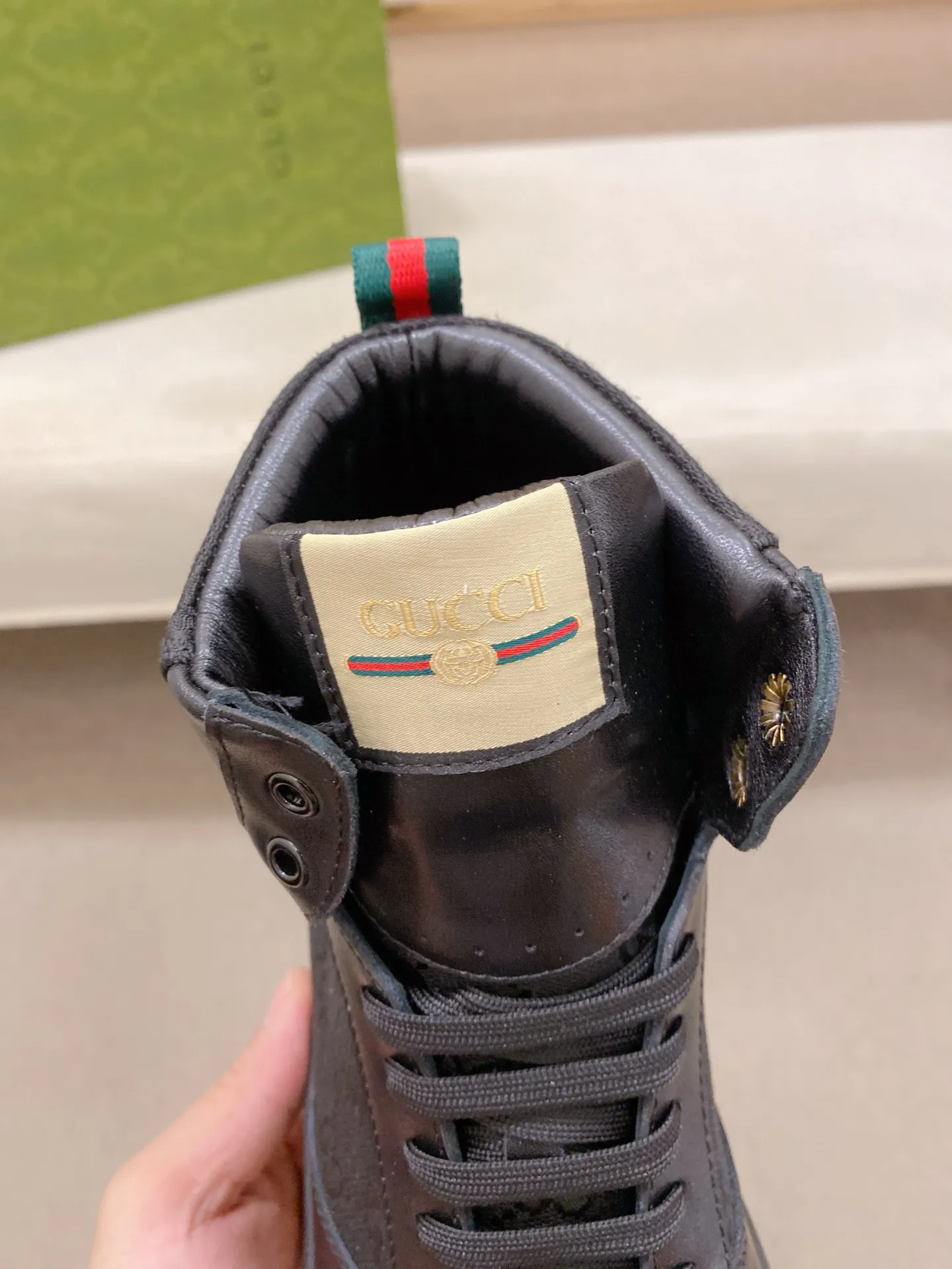 Men's shoes 💰 440 💰 High-quality new high-top GUCCI counters are on the market at the same time. The new men's shoes, 😘fabrics are selected imported cowhide, lining: sheepskin lining. 👍🏿 High-end ☄️ air-cushion molded anti-slip rubber outsole, exquisite lines, simple and elegant, comfortable and high-end for leisure travel. Code number: 38 to 44 (45 can be customized and cannot be returned or exchanged)